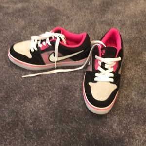 Youth shoes Nike 6.5 - Women size 7.5